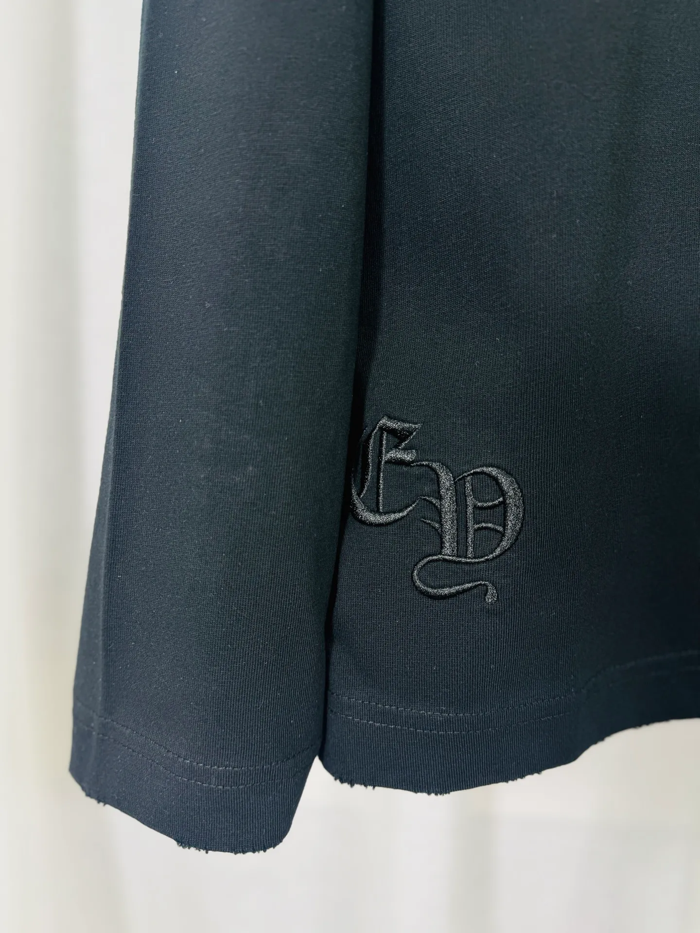 P250 top version, real shot without P, ​​different from market currency) 𝗖𝗵𝗿𝗼𝗺𝗲 𝗛𝗲𝗮𝗿𝘁𝘀/Cro Heart 2025 Autumn and Winter Horseshoe Cross Appliqué Embroidered Couple Casual Long Sleeve 👑The highest version! Customized fabric 320g fabric! Horseshoe cross patch embroidery, a best-selling model at the counter, very comfortable to wear. Accessories: original molded and authenticated collar label ➕ 100% silk wash water label. Genuine purchase-grade original hangtag➕matching hanging rope➕3D hanging beads➕original packaging bag. Craftsmanship: The original version has consistent wiring! The highest version of the armhole matching technique! Color: Black White Size: S M L XL Style No.: 5172